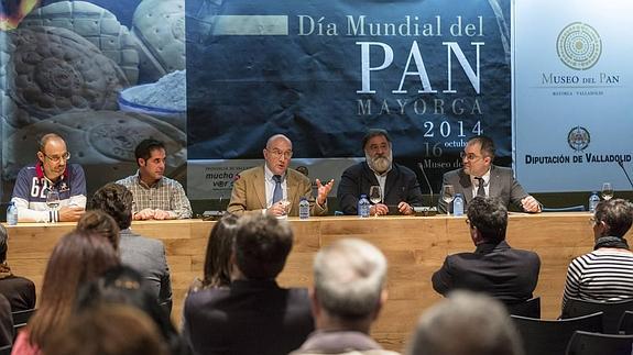 Jesús Julio CArnero y el colaborador de El Norte, Javier Pérez Andrés, durante la presentación de los actos. 