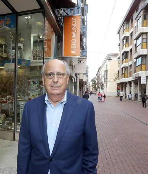 Pedro Muñoz posa para la entrevista en la calle Teresa Gil.