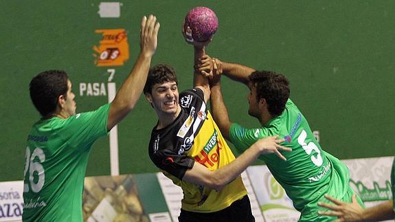 David Fernández intenta abrirse hueco para disparar durante un partido. 