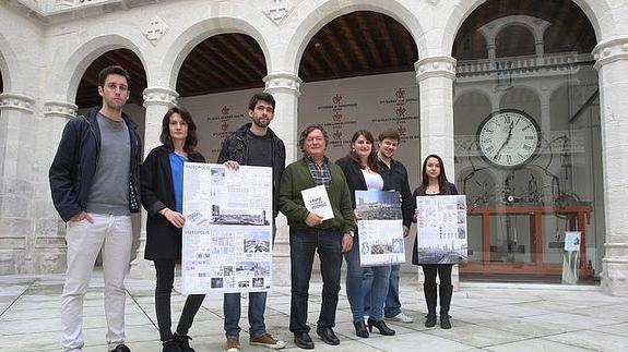 Los estudiantes con Pedro Luis Gallego.