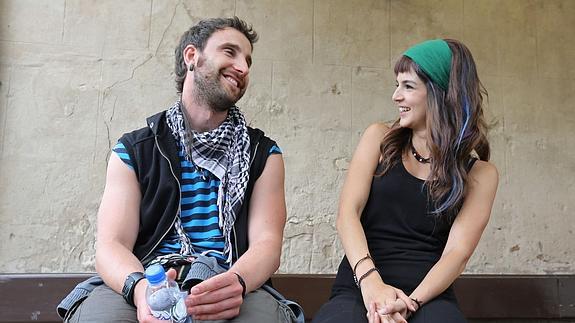 Dani Rovira y Clara Lago, en 'Ocho apellidos vascos'. 