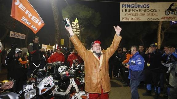 Un miembro de Motorock celebra el reconocimiento tras culminar su hazaña la pasada edición de Pingüinos. 