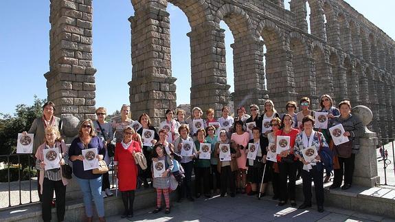 Grupo de mujeres que participaron en el Encuentro de Teresas, con el diploma que lo acredita.