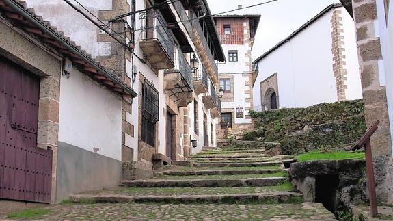 La Cuesta de la Romana es uno de los lugares más emblemáticos de Candelario y conserva elementos característicos de la villa, como las batipuertas o las regaderas.