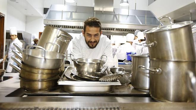 El cocinero Javier Peña posa en las instalaciones de la Escuela Internacional de Cocina de Valladolid.