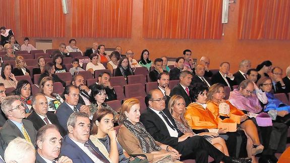 La UNED lanza nueve grados con el doble título, que añade a los 27 que conforman su oferta