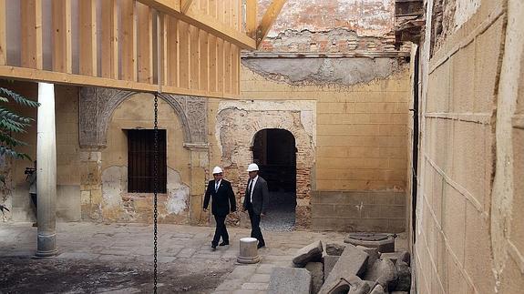 El delegado de la Junta, Javier López-Escobar, y el arquitecto Jesús Castillo, en el patio del Palacio de Enrique IV con la estructura que protege las ruinas consolidadas.