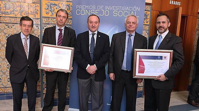 El rector, en el centro, junto a los premiados