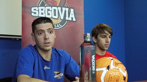 El entrenador del Segovia Futsal, y el jugador Alvarito, en rueda de prensa. 