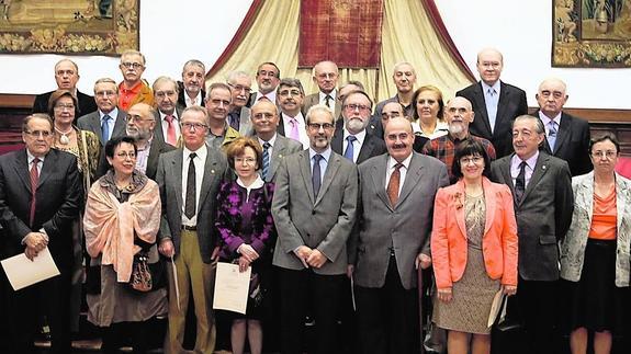 Fotografía de familia del rector con los profesores homenajeados ayer en el Paraninfo. 