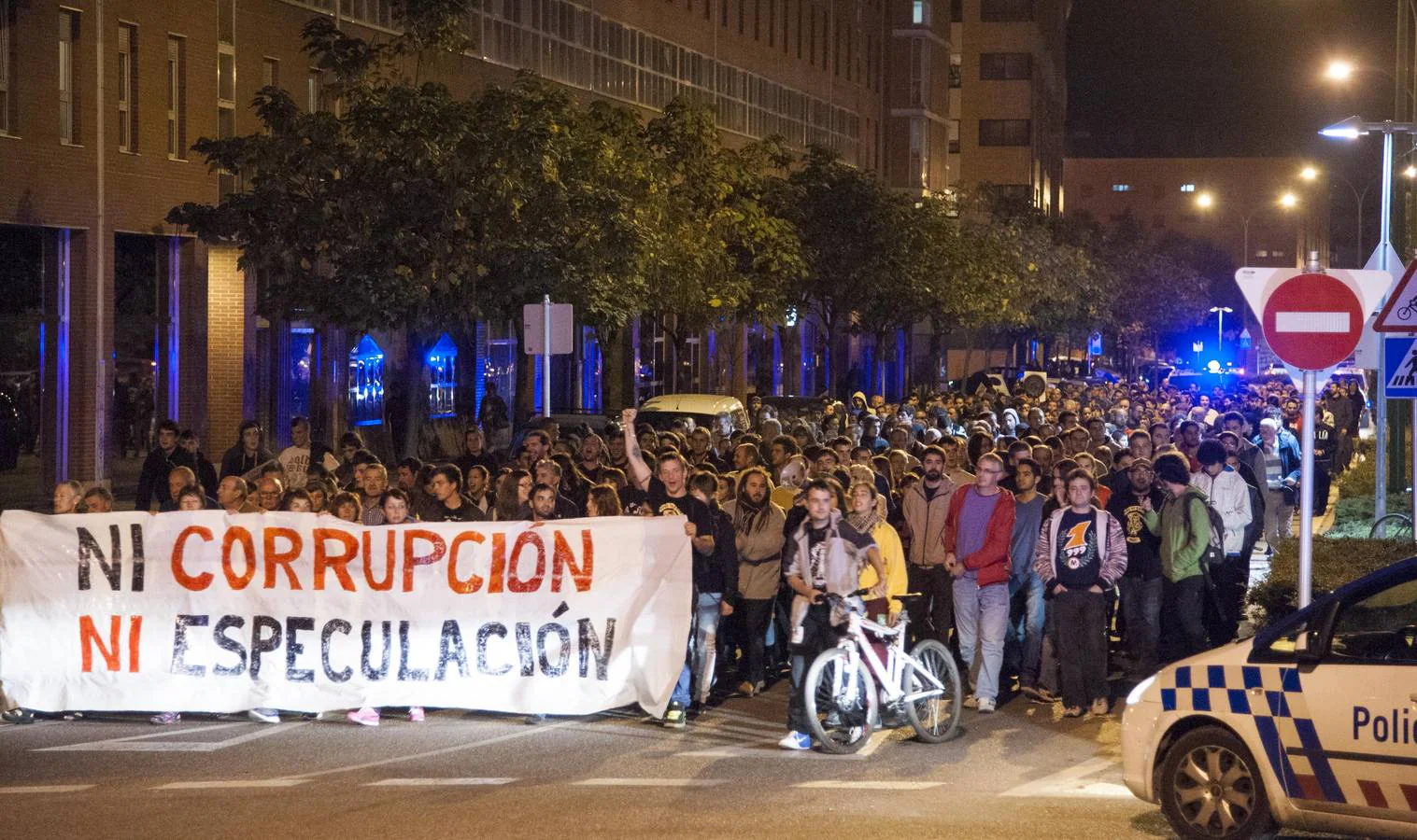 Manifestación desde la palza de toros hasta la sede de promecal en Burgos, pidiendo la paralización de las obras de la plaza de toros. 
