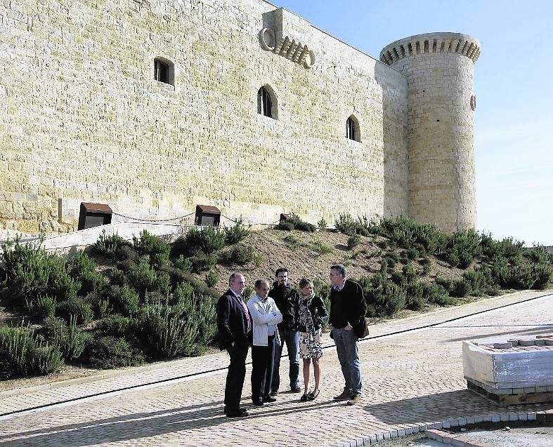 José María Hernández, Fernando Martín, Hermógenes Miguel, Carmen Fernández y Juan Antonio González, ayer en Fuentes. El Norte