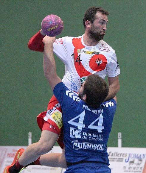 Carlos Villagrán se eleva para realizar un disparo durante un partido. 