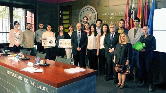 El rector Daniel Miguel (centro), junto a los estudiantes premiados por el Programa Prometeo. 