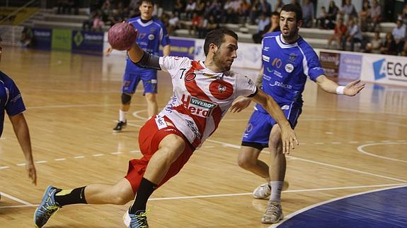 Darío Ajo dispara a portería durante el partido. 