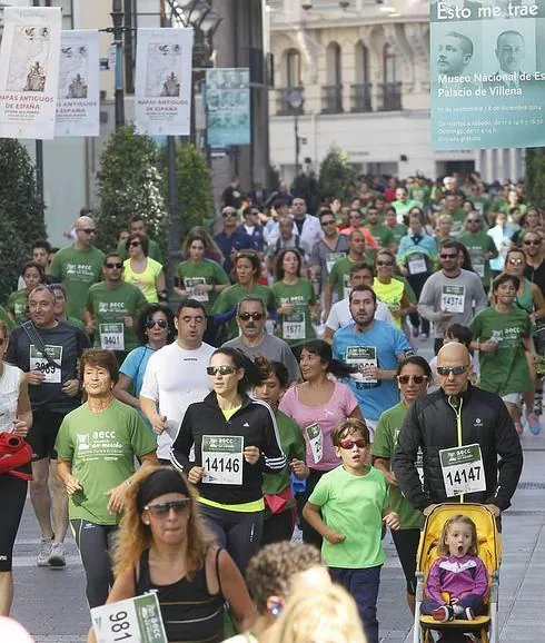 Participantes en la marcha contra el cáncer de Valladolid.