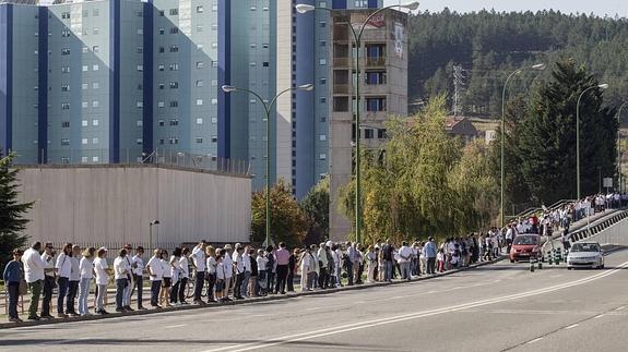 5.000 personas participan en una cadena humana para reivindicar el modelo de gestión pública del Hospital Universitario de Burgos