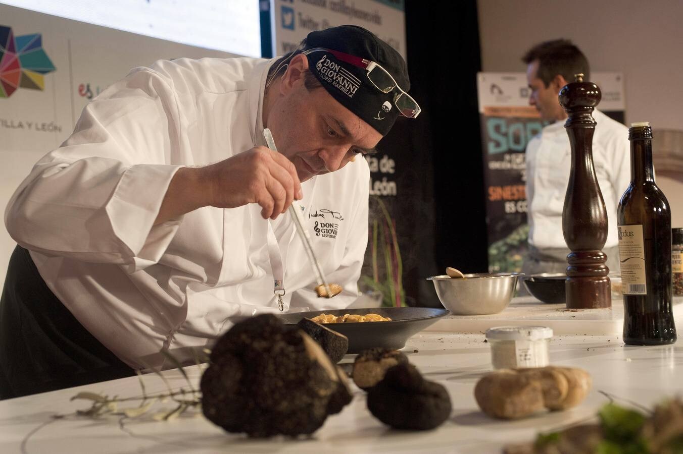 El cocinero Andrea Tumbarello, del restaurante Don Giovanni de Madrid, realiza una demostración en el IV Congreso Internacional de Micologí­a 'Soria Gastronómica. 