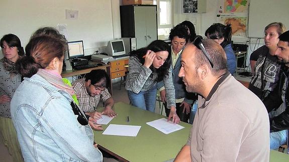 Los padres de los alumnos de Miranda del Castañar iniciaron ayer una recogida de firmas. 