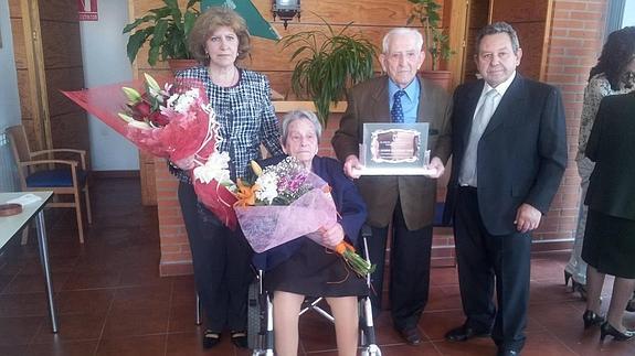 El homenajeado con su mujer e hijos.