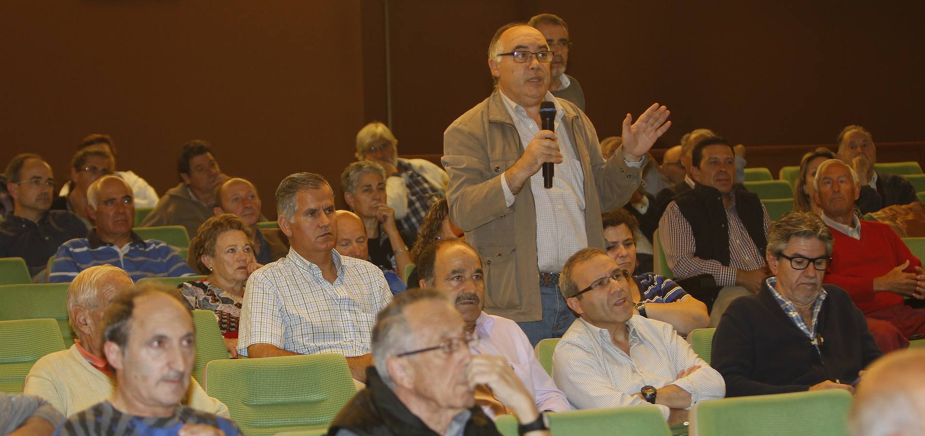 Un vecino interviene durante la asamblea informativa del proyecto de supresión del paso a nivel de Los Tres Pasos.