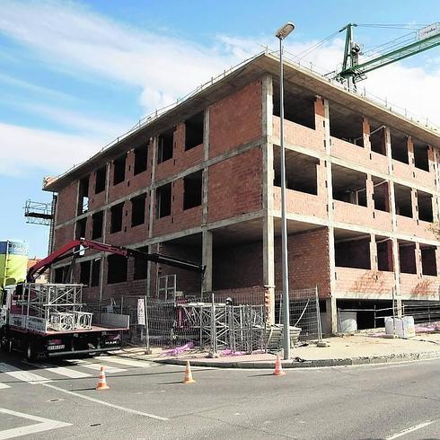Imagen del edificio de Pizarrales que se convertirá en 29 viviendas el próximo año. 