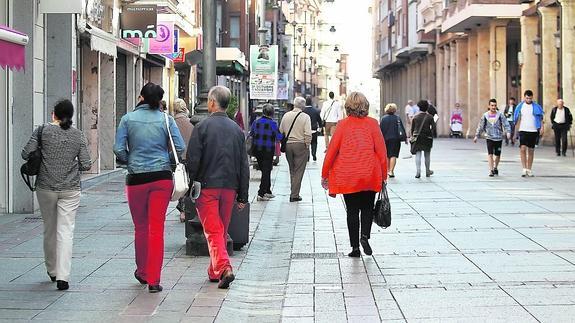 Imagen de la Calle Mayor de Palencia, al mediodía de este martes.