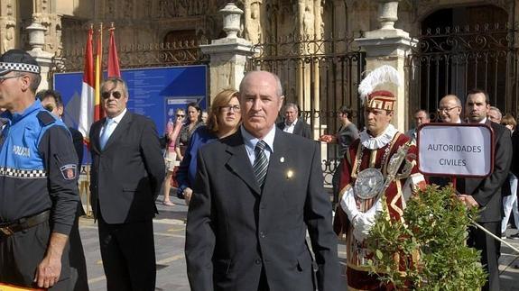 El policía nacional Pedro Mielgo Silván (c), de 67 años y cuya colaboración resultó "fundamental" en la detención de las supuestas asesinas de la presidenta de la Diputación de León, Isabel Carrasco, durante el acto en el que ha sido condecorado hoy en la capital leonesa.