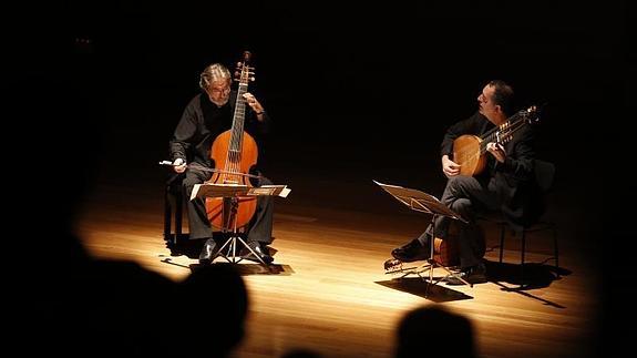 Jordi Savall y Xavier Díaz-Latorre, en una de las obras de Diego Ortiz con las que abrieron el concierto