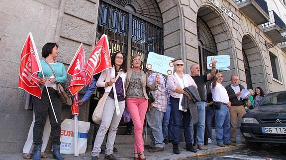 Concentración de los trabajadores de Linorsa ante la Audiencia Provincial de Segovia.