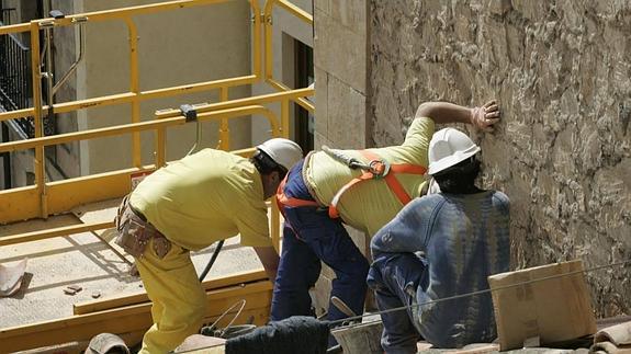 Un grupo de trabajadores, en una obra de construcción en Salamanca