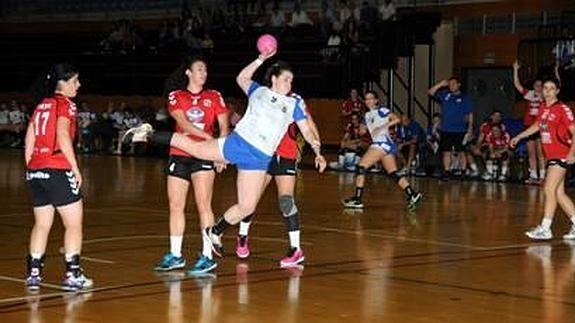 Ana Vergara se dispone a lanzar en el partido de ayer en Baracaldo. 
