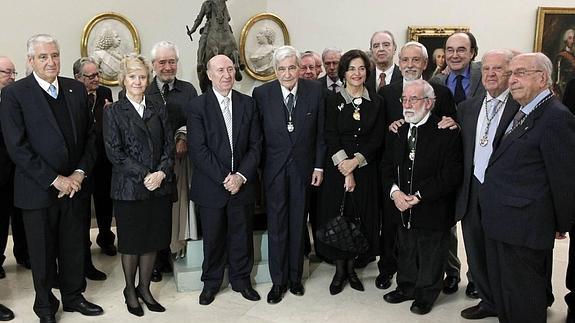 El presidente de la Fundación Santa María la Real posa con varios académicos en el acto de ayer.Juan Lázaro-Ical