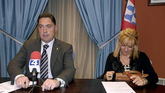 Marcos Martínez e Isabel Carrasco durante un acto en el Ayuntamiento de Cuadros en enero del 2008.
