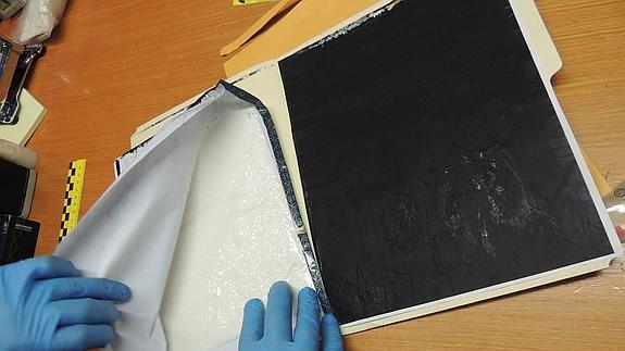 Apertura del paquete con droga en sede judicial.