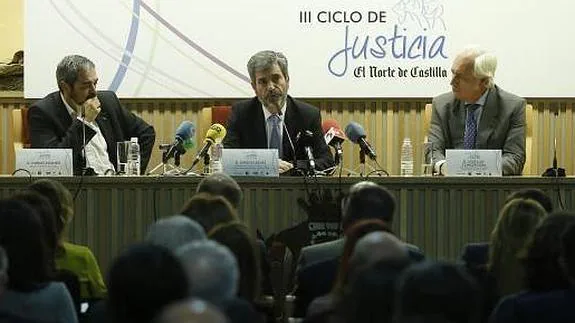 Carlos Lesmes, entre el director del diario, Carlos Aganzo (izquierda), y el presidente del TSJ, José Luis Concepción.