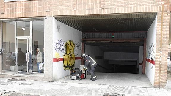 Puerta del garaje donde apuñalaron a la joven.