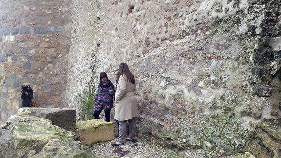 La concejala Claudia de Santos, la jefa del servicio territorial de Cultura, Ruth Llorente, y la arqueóloga Clara Martín, en la zona d elos hallazgos.