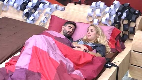 Yoli y Jonathan hablan en la cama