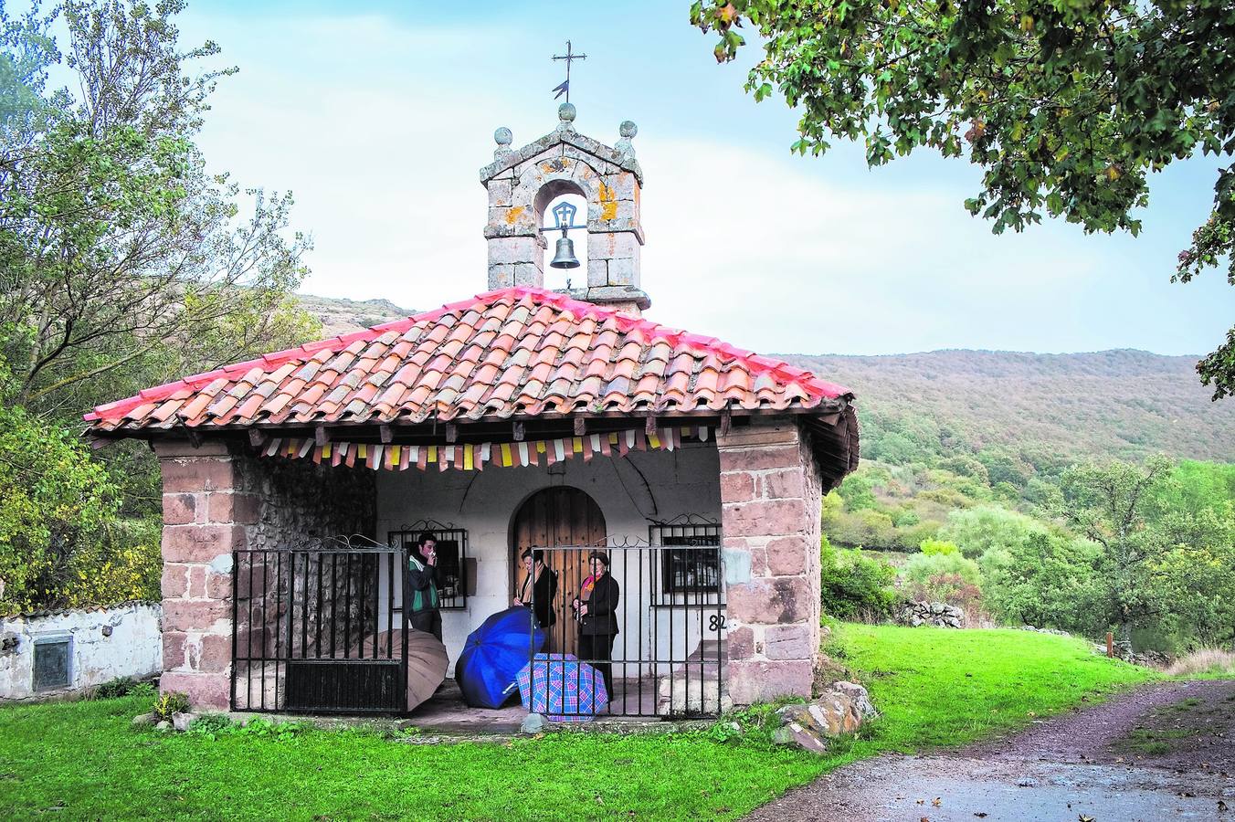 Ermita de San Tirso en la Senda de la Pedrosa, en Brañosera.