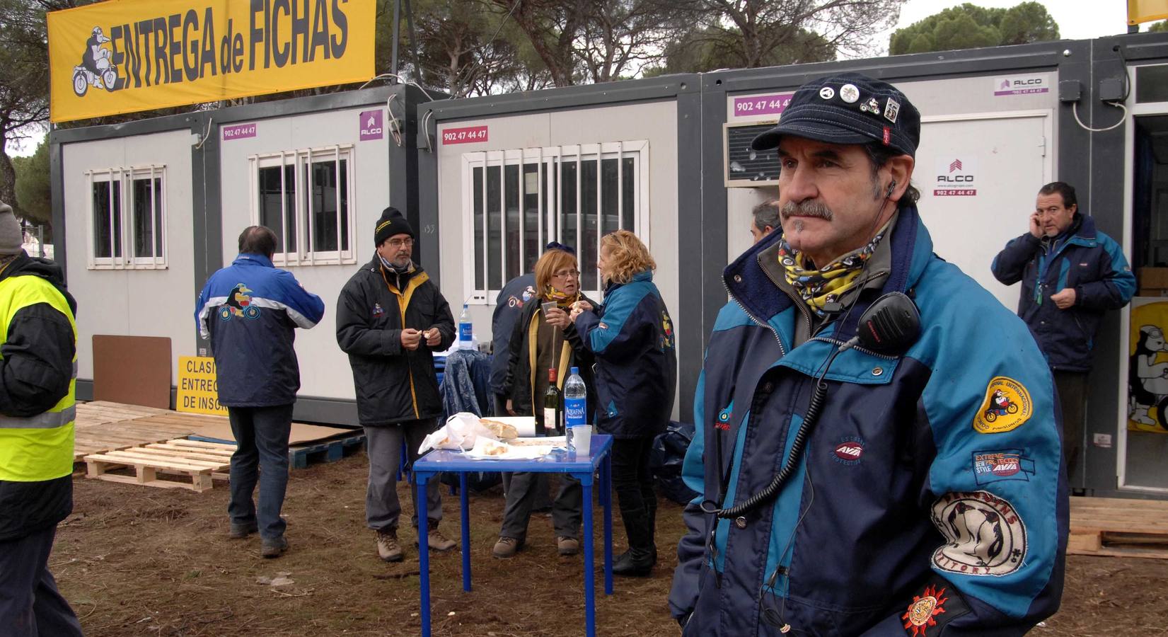 El presidente del Club Turismoto, junto a una de las casetas de la organización de Pingüinos en la zona de Puente Duero. 