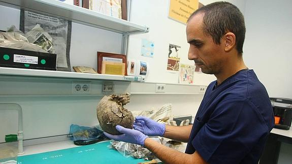 El forense Gonçalo Carnim en la sede de la ARMH en Ponferrada.