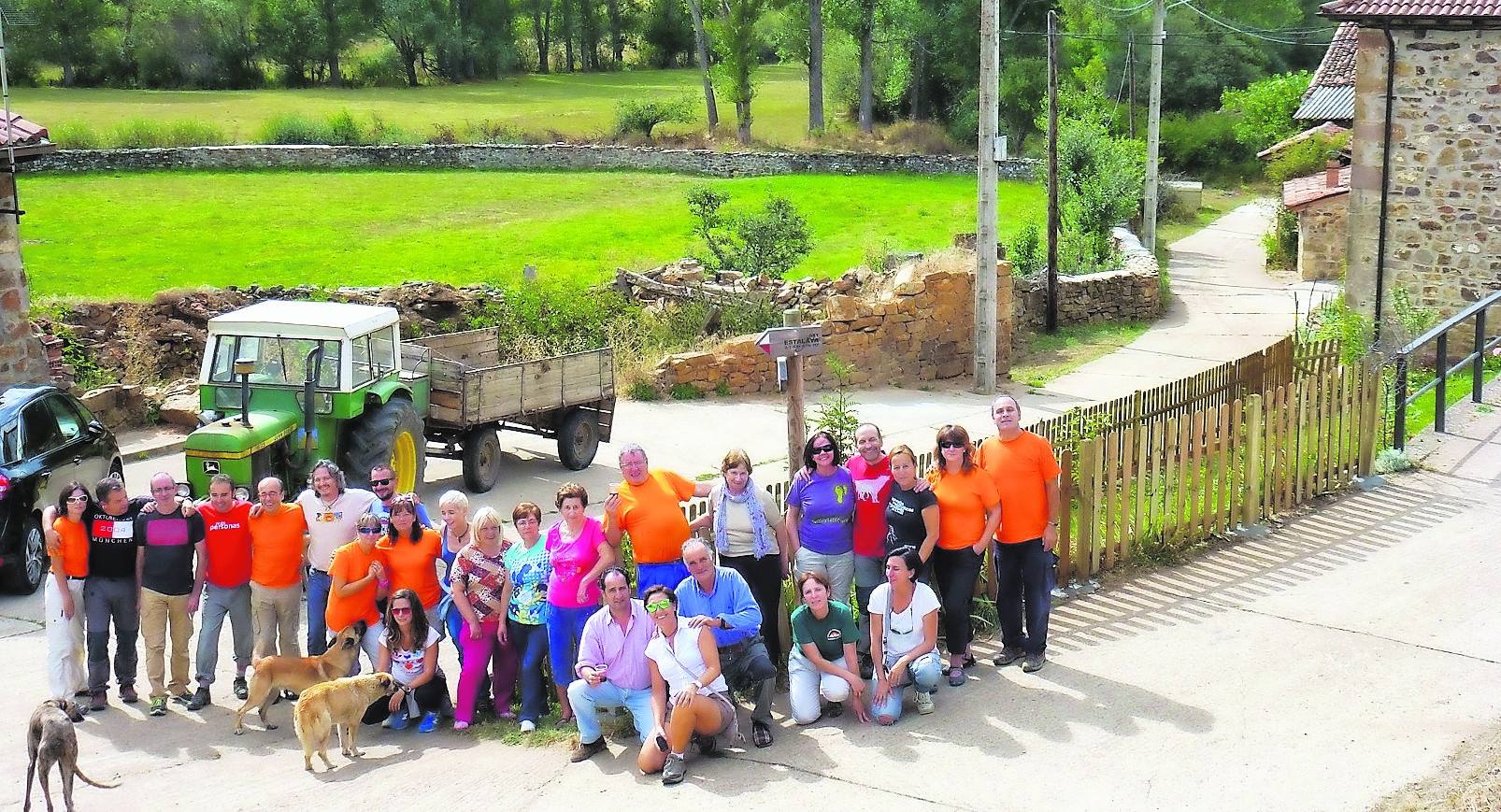 Vecinos que han participado en el programa de recuperación ambiental en San Felices de Castillería. 