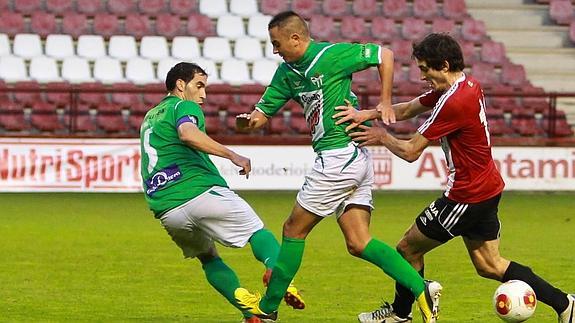 Jonathan Martín y Garban, durante el partido de la temporada pasada ante la UD Logroñés. DIARIO LA RIOJA