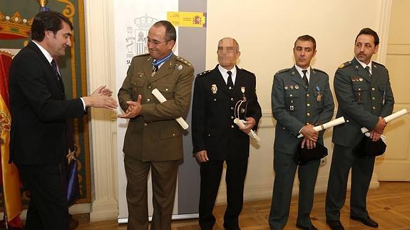 Los otros cuatro galardonados, a excepción de Pablo Martínez, reciben sus distinciones de manos del subdelegado del Gobierno en León, Juan Carlos Suárez-Quiñones.