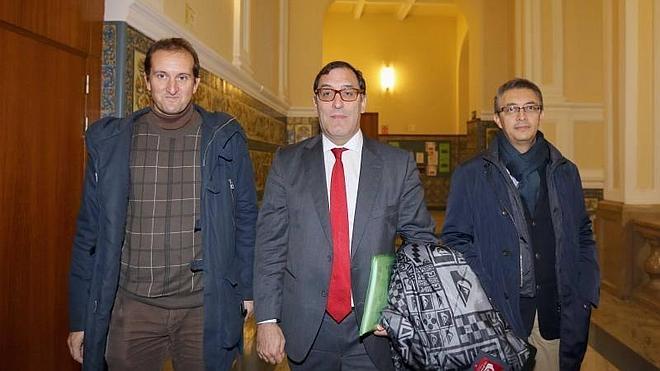 Eloy Velasco, flanqueado por Javier Garcia Medina, director del observatorio de Derechos Humanos, y el Presidente de la Fundación Segundo y Santiago Montes, Ramon Hortega Montes. 
