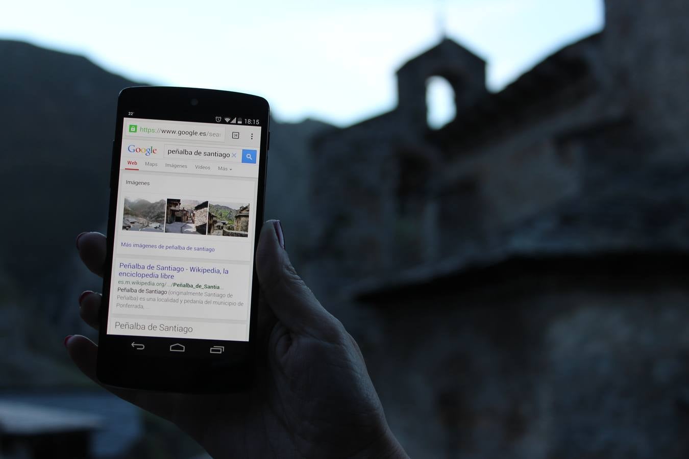 Un móvil se conecta a Internet gracias al wifi abierto instalado en Peñalba de Santiago vía satélite.