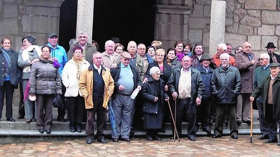 La asociación de mayores de San Martín del Castañar posó al término de la eucaristía en honor del patrón. 