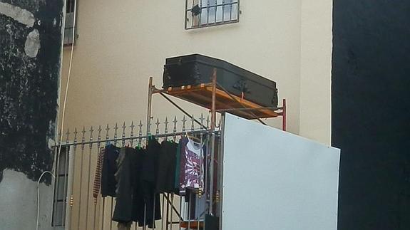 El ataúd, en la terraza.
