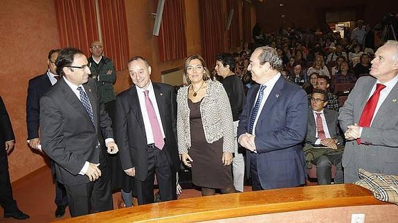 La consejera, acompañada por el rector de la UVA y por los representantes de las instituciones palentinas. 